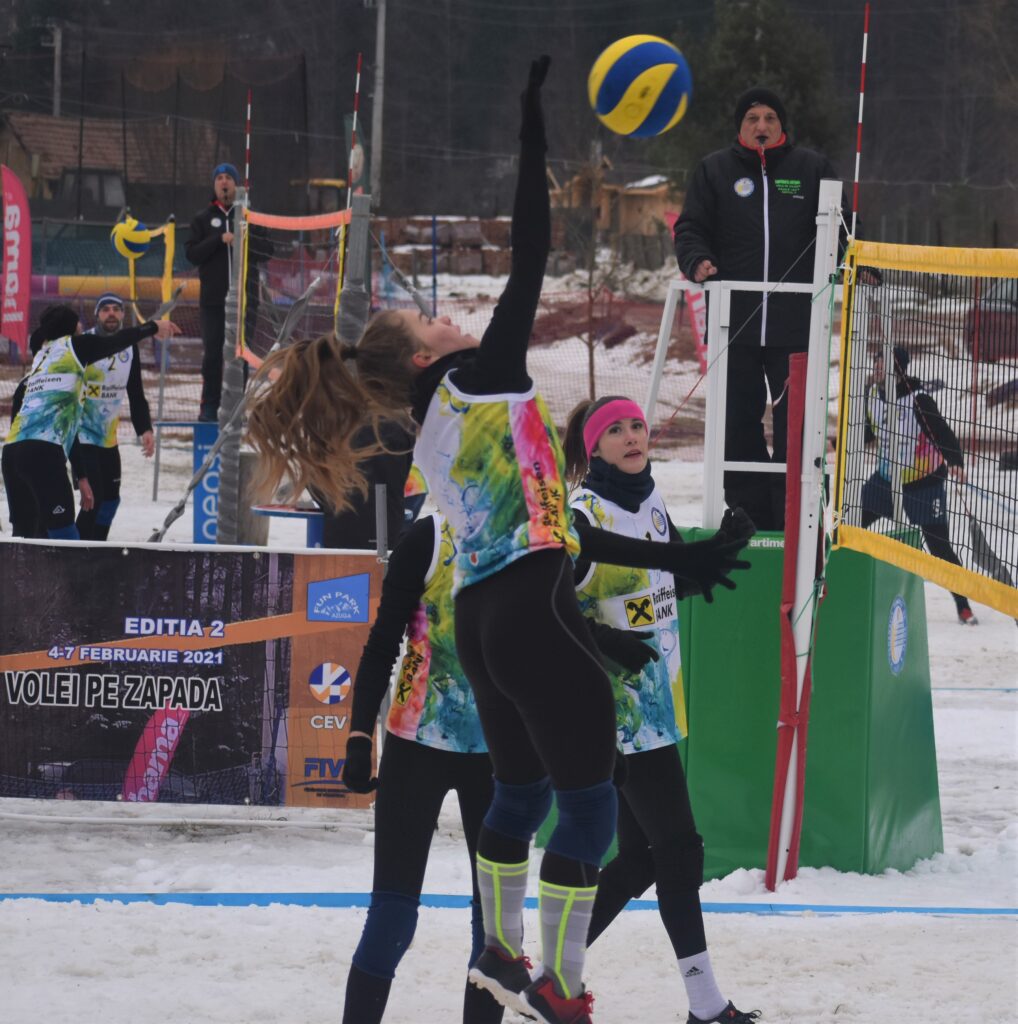IMAGINI DE LA SEMIFINALELE SI FINALELE CAMPIONATELOR NAȚIONALE DE VOLEI PE ZĂPADĂ SENIORI MASCULIN SI FEMININ AZUGA 05-07.02.2021 10 - FRVolei 10 1018x1024 1 - FRVolei