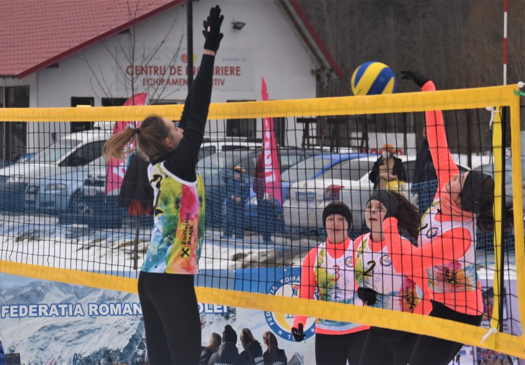 IMAGINI DE LA SEMIFINALELE SI FINALELE CAMPIONATELOR NAȚIONALE DE VOLEI PE ZĂPADĂ SENIORI MASCULIN SI FEMININ AZUGA 05-07.02.2021 13 - FRVolei 13 1024x712 1 - FRVolei