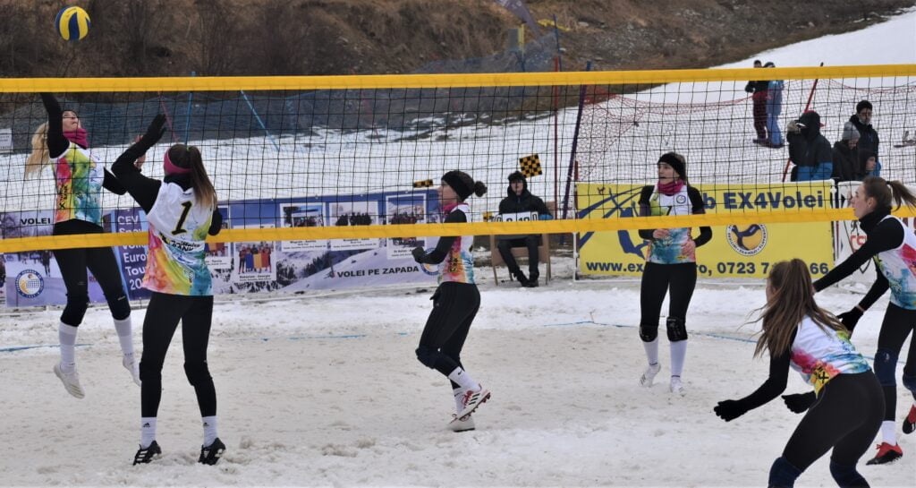 IMAGINI DE LA SEMIFINALELE SI FINALELE CAMPIONATELOR NAȚIONALE DE VOLEI PE ZĂPADĂ SENIORI MASCULIN SI FEMININ AZUGA 05-07.02.2021 15 - FRVolei 15 1024x545 1 - FRVolei