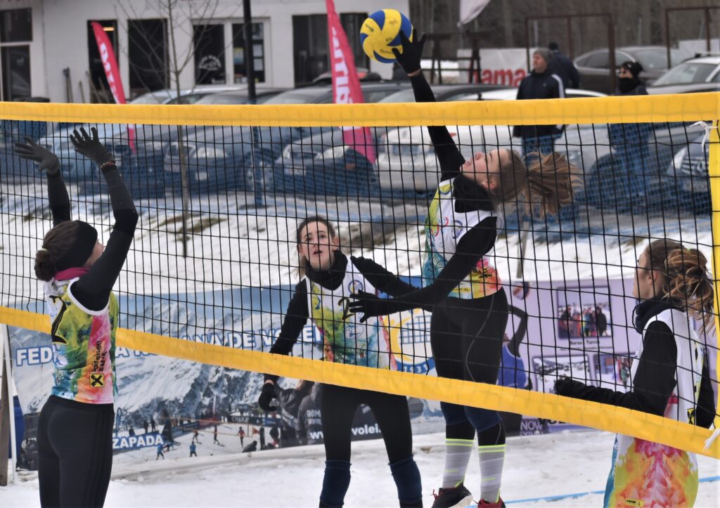 IMAGINI DE LA SEMIFINALELE SI FINALELE CAMPIONATELOR NAȚIONALE DE VOLEI PE ZĂPADĂ SENIORI MASCULIN SI FEMININ AZUGA 05-07.02.2021 19 - FRVolei 19 1024x723 1 - FRVolei