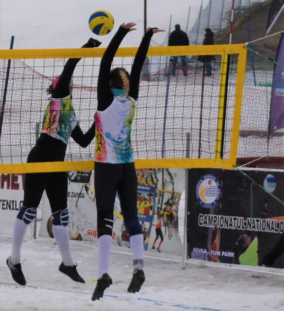 IMAGINI DE LA SEMIFINALELE SI FINALELE CAMPIONATELOR NAȚIONALE DE VOLEI PE ZĂPADĂ SENIORI MASCULIN SI FEMININ AZUGA 05-07.02.2021 2 - FRVolei 2 934x1024 1 - FRVolei