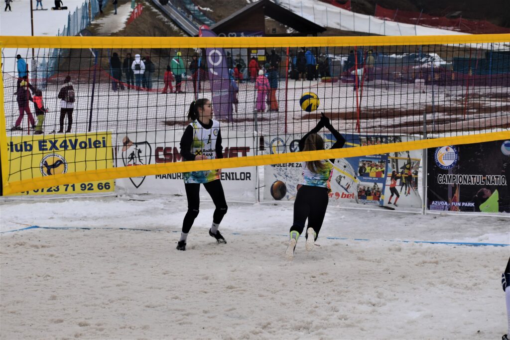IMAGINI DE LA SEMIFINALELE SI FINALELE CAMPIONATELOR NAȚIONALE DE VOLEI PE ZĂPADĂ SENIORI MASCULIN SI FEMININ AZUGA 05-07.02.2021 20 - FRVolei 20 1024x683 1 - FRVolei