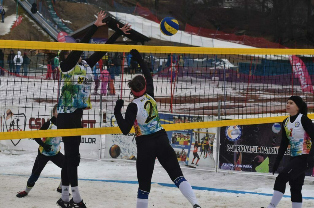IMAGINI DE LA SEMIFINALELE SI FINALELE CAMPIONATELOR NAȚIONALE DE VOLEI PE ZĂPADĂ SENIORI MASCULIN SI FEMININ AZUGA 05-07.02.2021 21 - FRVolei 21 1024x678 1 - FRVolei