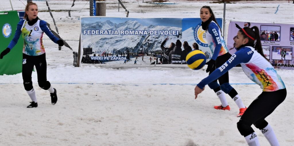 IMAGINI DE LA SEMIFINALELE SI FINALELE CAMPIONATELOR NAȚIONALE DE VOLEI PE ZĂPADĂ SENIORI MASCULIN SI FEMININ AZUGA 05-07.02.2021 23 - FRVolei 23 1024x509 1 - FRVolei