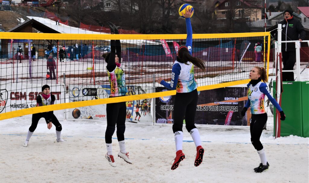 IMAGINI DE LA SEMIFINALELE SI FINALELE CAMPIONATELOR NAȚIONALE DE VOLEI PE ZĂPADĂ SENIORI MASCULIN SI FEMININ AZUGA 05-07.02.2021 24 - FRVolei 24 1024x607 1 - FRVolei