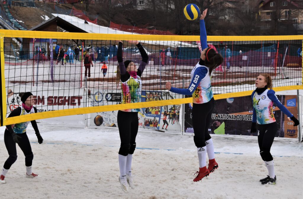 IMAGINI DE LA SEMIFINALELE SI FINALELE CAMPIONATELOR NAȚIONALE DE VOLEI PE ZĂPADĂ SENIORI MASCULIN SI FEMININ AZUGA 05-07.02.2021 26 - FRVolei 26 1024x674 1 - FRVolei