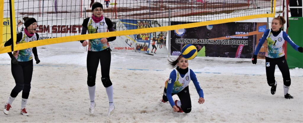 IMAGINI DE LA SEMIFINALELE SI FINALELE CAMPIONATELOR NAȚIONALE DE VOLEI PE ZĂPADĂ SENIORI MASCULIN SI FEMININ AZUGA 05-07.02.2021 27 - FRVolei 27 1024x417 1 - FRVolei