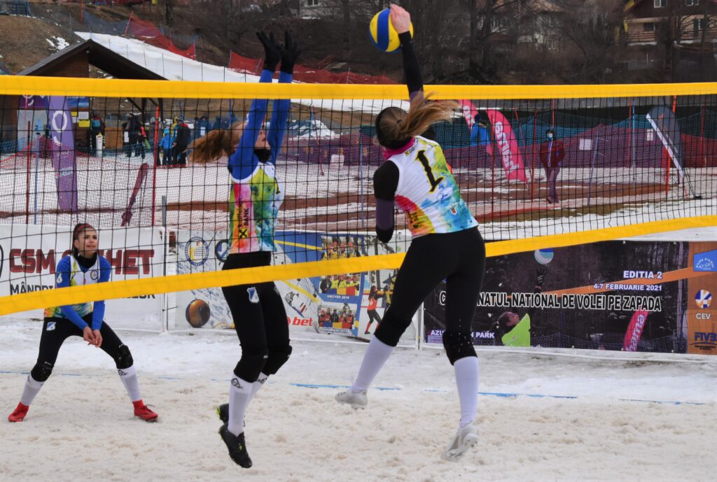 IMAGINI DE LA SEMIFINALELE SI FINALELE CAMPIONATELOR NAȚIONALE DE VOLEI PE ZĂPADĂ SENIORI MASCULIN SI FEMININ AZUGA 05-07.02.2021 28 - FRVolei 28 1024x689 1 - FRVolei
