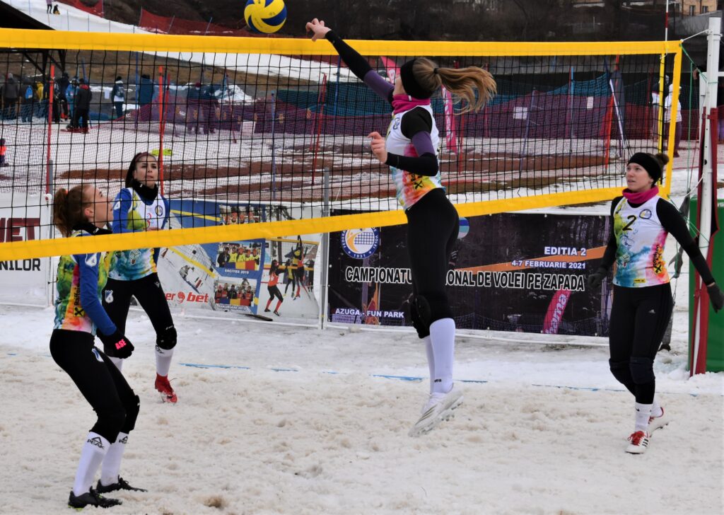 IMAGINI DE LA SEMIFINALELE SI FINALELE CAMPIONATELOR NAȚIONALE DE VOLEI PE ZĂPADĂ SENIORI MASCULIN SI FEMININ AZUGA 05-07.02.2021 29 - FRVolei 29 1024x728 1 - FRVolei