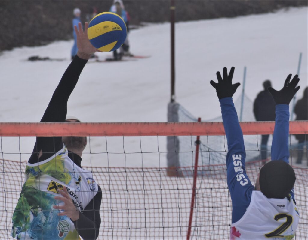 IMAGINI DE LA SEMIFINALELE SI FINALELE CAMPIONATELOR NAȚIONALE DE VOLEI PE ZĂPADĂ SENIORI MASCULIN SI FEMININ AZUGA 05-07.02.2021 3 - FRVolei 3 1024x800 1 - FRVolei