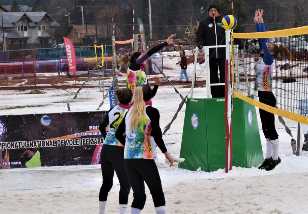 IMAGINI DE LA SEMIFINALELE SI FINALELE CAMPIONATELOR NAȚIONALE DE VOLEI PE ZĂPADĂ SENIORI MASCULIN SI FEMININ AZUGA 05-07.02.2021 31 - FRVolei 31 1024x714 1 - FRVolei