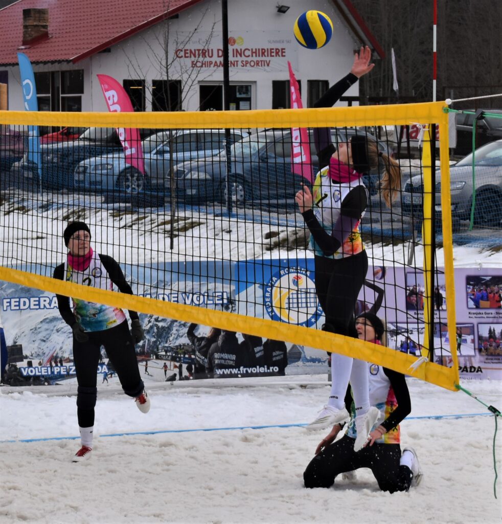 IMAGINI DE LA SEMIFINALELE SI FINALELE CAMPIONATELOR NAȚIONALE DE VOLEI PE ZĂPADĂ SENIORI MASCULIN SI FEMININ AZUGA 05-07.02.2021 34 - FRVolei 34 982x1024 1 - FRVolei