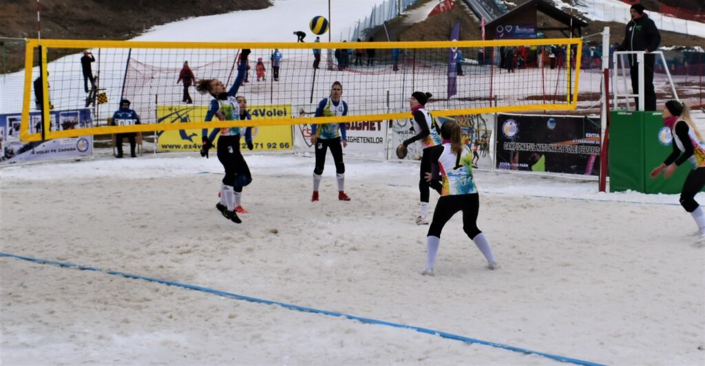 IMAGINI DE LA SEMIFINALELE SI FINALELE CAMPIONATELOR NAȚIONALE DE VOLEI PE ZĂPADĂ SENIORI MASCULIN SI FEMININ AZUGA 05-07.02.2021 35 - FRVolei 35 1024x532 1 - FRVolei