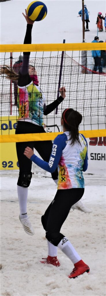 IMAGINI DE LA SEMIFINALELE SI FINALELE CAMPIONATELOR NAȚIONALE DE VOLEI PE ZĂPADĂ SENIORI MASCULIN SI FEMININ AZUGA 05-07.02.2021 37 - FRVolei 37 368x1024 1 - FRVolei
