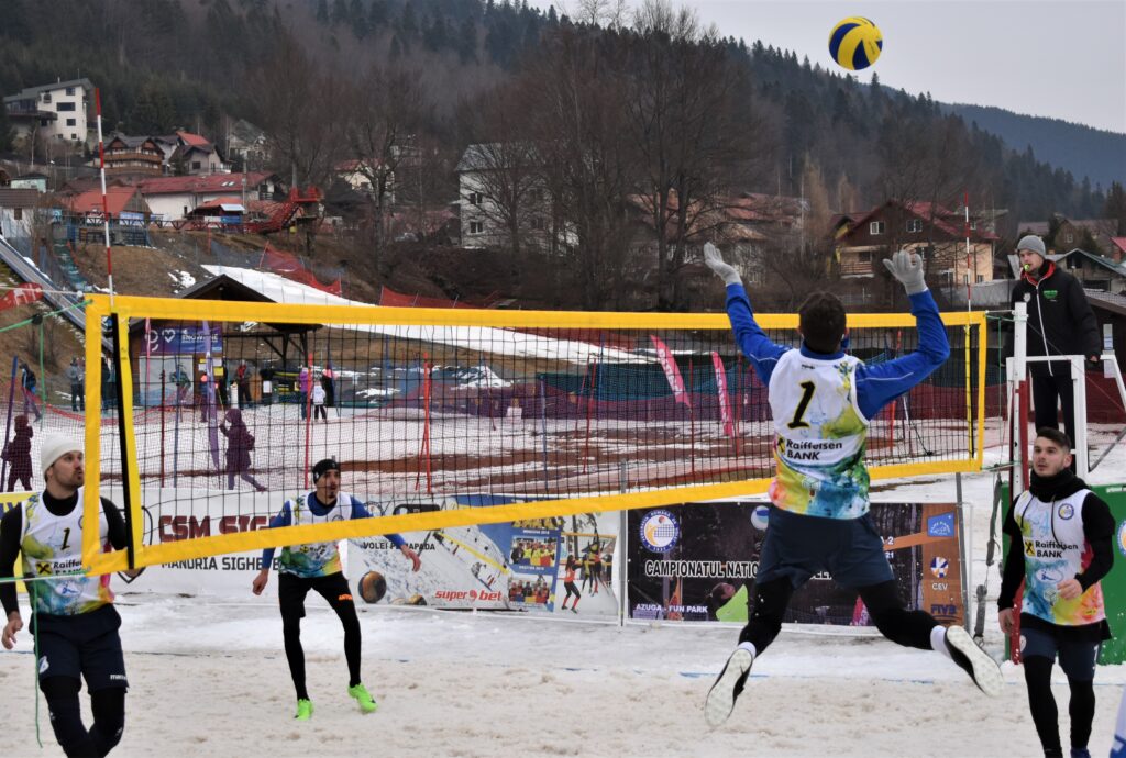 IMAGINI DE LA SEMIFINALELE SI FINALELE CAMPIONATELOR NAȚIONALE DE VOLEI PE ZĂPADĂ SENIORI MASCULIN SI FEMININ AZUGA 05-07.02.2021 38 - FRVolei 38 1024x690 1 - FRVolei