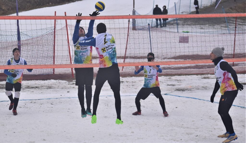 IMAGINI DE LA SEMIFINALELE SI FINALELE CAMPIONATELOR NAȚIONALE DE VOLEI PE ZĂPADĂ SENIORI MASCULIN SI FEMININ AZUGA 05-07.02.2021 4 - FRVolei 4 1024x595 1 - FRVolei