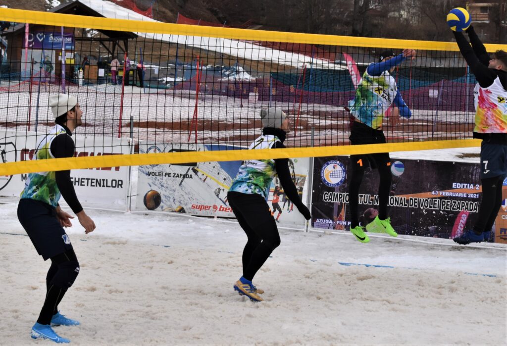 IMAGINI DE LA SEMIFINALELE SI FINALELE CAMPIONATELOR NAȚIONALE DE VOLEI PE ZĂPADĂ SENIORI MASCULIN SI FEMININ AZUGA 05-07.02.2021 40 - FRVolei 40 1024x699 1 - FRVolei