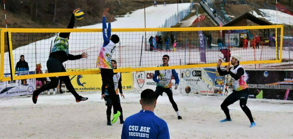 IMAGINI DE LA SEMIFINALELE SI FINALELE CAMPIONATELOR NAȚIONALE DE VOLEI PE ZĂPADĂ SENIORI MASCULIN SI FEMININ AZUGA 05-07.02.2021 41 - FRVolei 41 1024x485 1 - FRVolei