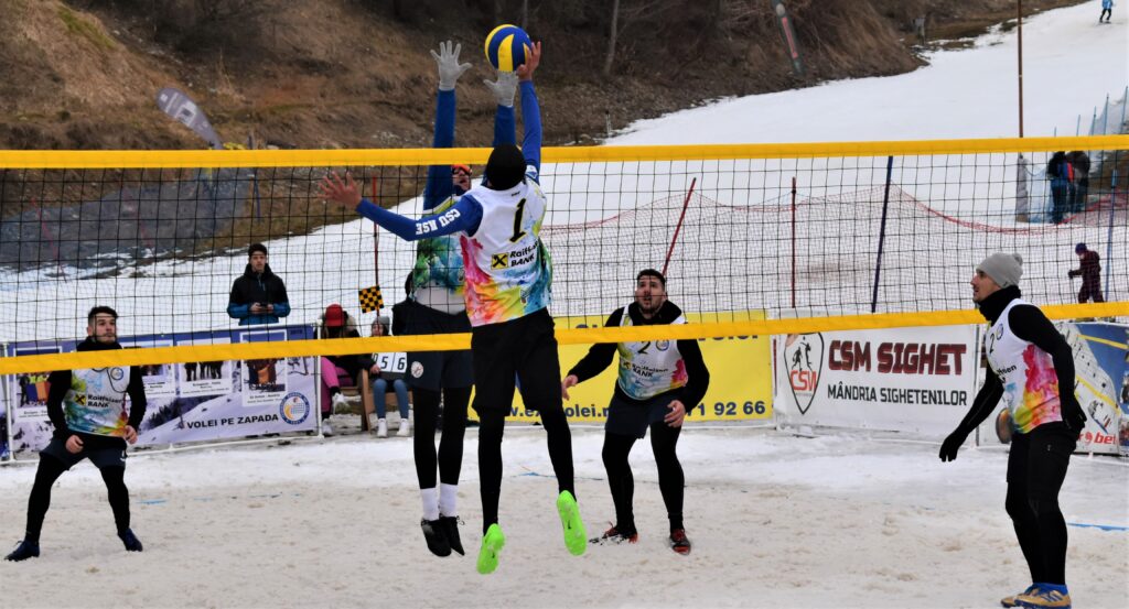 IMAGINI DE LA SEMIFINALELE SI FINALELE CAMPIONATELOR NAȚIONALE DE VOLEI PE ZĂPADĂ SENIORI MASCULIN SI FEMININ AZUGA 05-07.02.2021 42 - FRVolei 42 1024x553 1 - FRVolei