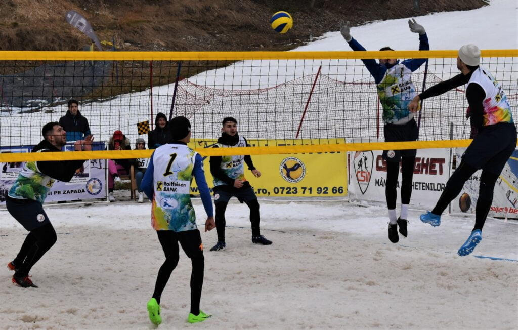 IMAGINI DE LA SEMIFINALELE SI FINALELE CAMPIONATELOR NAȚIONALE DE VOLEI PE ZĂPADĂ SENIORI MASCULIN SI FEMININ AZUGA 05-07.02.2021 43 - FRVolei 43 1024x652 1 - FRVolei