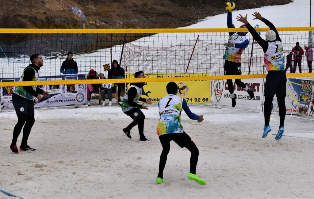 IMAGINI DE LA SEMIFINALELE SI FINALELE CAMPIONATELOR NAȚIONALE DE VOLEI PE ZĂPADĂ SENIORI MASCULIN SI FEMININ AZUGA 05-07.02.2021 44 - FRVolei 44 1024x650 1 - FRVolei