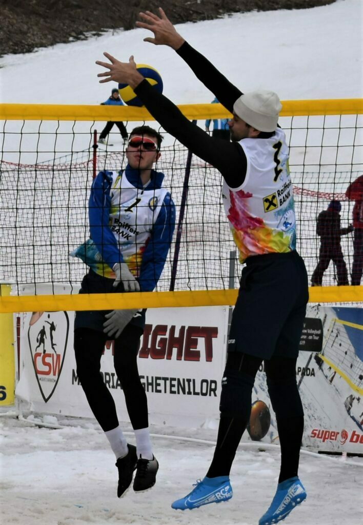 IMAGINI DE LA SEMIFINALELE SI FINALELE CAMPIONATELOR NAȚIONALE DE VOLEI PE ZĂPADĂ SENIORI MASCULIN SI FEMININ AZUGA 05-07.02.2021 45 - FRVolei 45 708x1024 1 - FRVolei