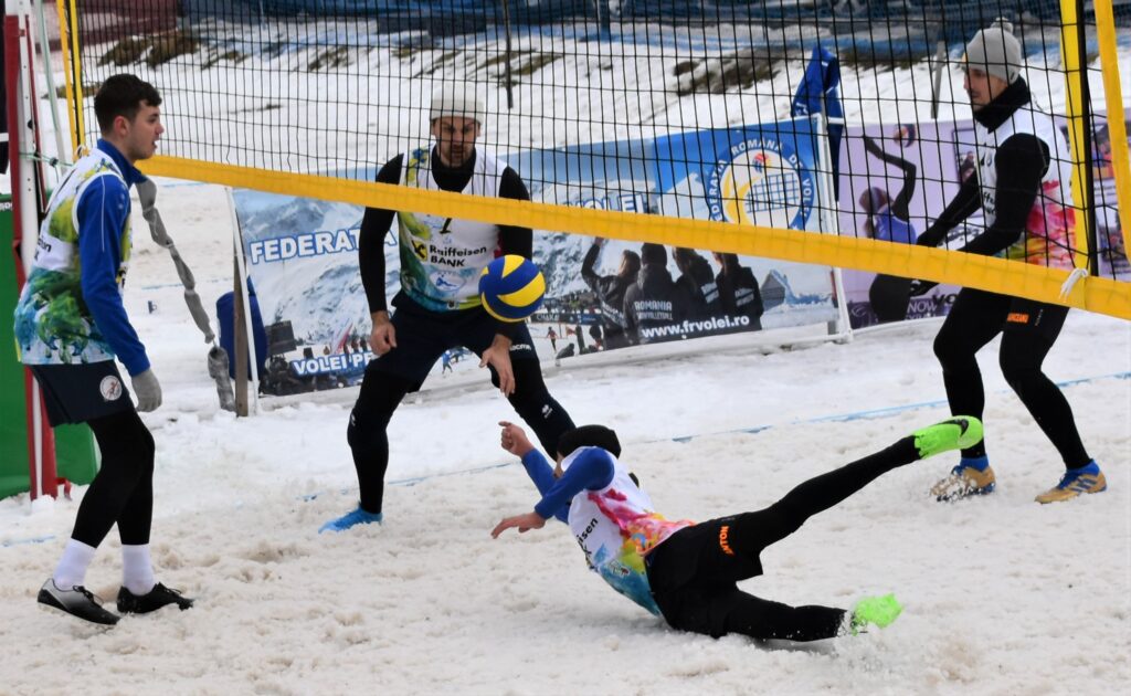 IMAGINI DE LA SEMIFINALELE SI FINALELE CAMPIONATELOR NAȚIONALE DE VOLEI PE ZĂPADĂ SENIORI MASCULIN SI FEMININ AZUGA 05-07.02.2021 47 - FRVolei 47 1024x630 1 - FRVolei