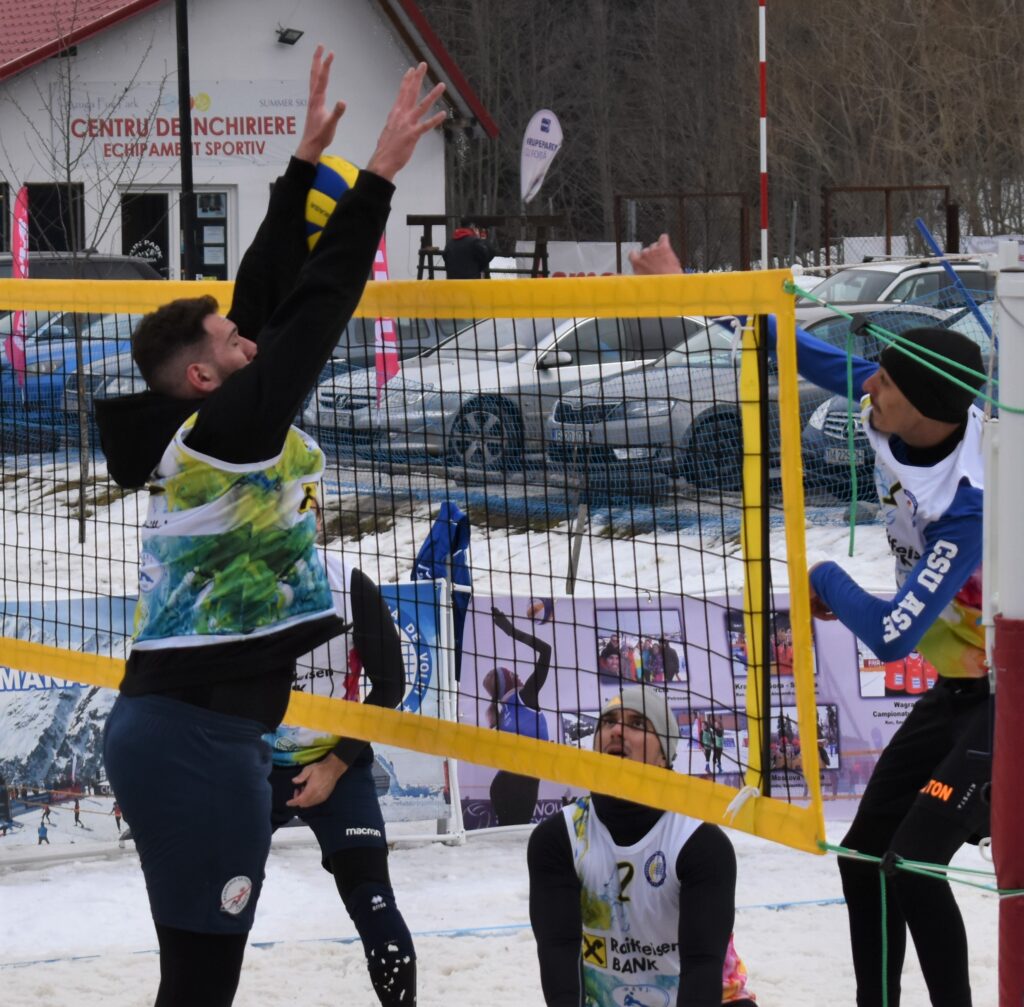 IMAGINI DE LA SEMIFINALELE SI FINALELE CAMPIONATELOR NAȚIONALE DE VOLEI PE ZĂPADĂ SENIORI MASCULIN SI FEMININ AZUGA 05-07.02.2021 49 - FRVolei 49 1024x1007 1 - FRVolei