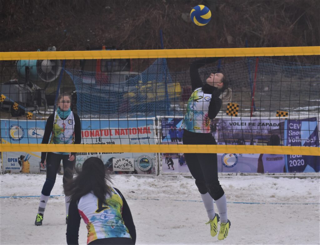 IMAGINI DE LA SEMIFINALELE SI FINALELE CAMPIONATELOR NAȚIONALE DE VOLEI PE ZĂPADĂ SENIORI MASCULIN SI FEMININ AZUGA 05-07.02.2021 5 - FRVolei 5 1024x784 1 - FRVolei