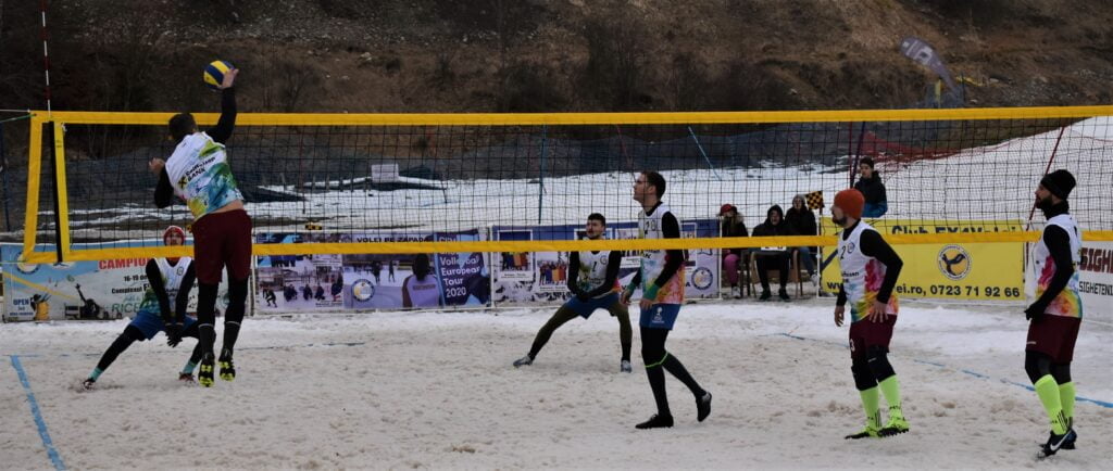 IMAGINI DE LA SEMIFINALELE SI FINALELE CAMPIONATELOR NAȚIONALE DE VOLEI PE ZĂPADĂ SENIORI MASCULIN SI FEMININ AZUGA 05-07.02.2021 50 - FRVolei 50 1024x434 1 - FRVolei