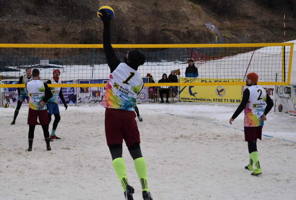 IMAGINI DE LA SEMIFINALELE SI FINALELE CAMPIONATELOR NAȚIONALE DE VOLEI PE ZĂPADĂ SENIORI MASCULIN SI FEMININ AZUGA 05-07.02.2021 51 - FRVolei 51 1024x693 1 - FRVolei