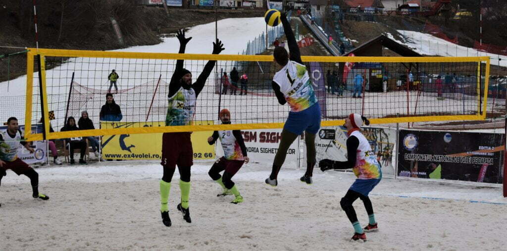 IMAGINI DE LA SEMIFINALELE SI FINALELE CAMPIONATELOR NAȚIONALE DE VOLEI PE ZĂPADĂ SENIORI MASCULIN SI FEMININ AZUGA 05-07.02.2021 53 - FRVolei 53 1024x507 1 - FRVolei