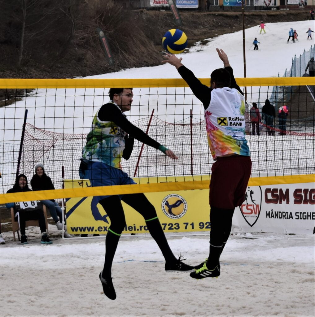 IMAGINI DE LA SEMIFINALELE SI FINALELE CAMPIONATELOR NAȚIONALE DE VOLEI PE ZĂPADĂ SENIORI MASCULIN SI FEMININ AZUGA 05-07.02.2021 54 - FRVolei 54 1017x1024 1 - FRVolei