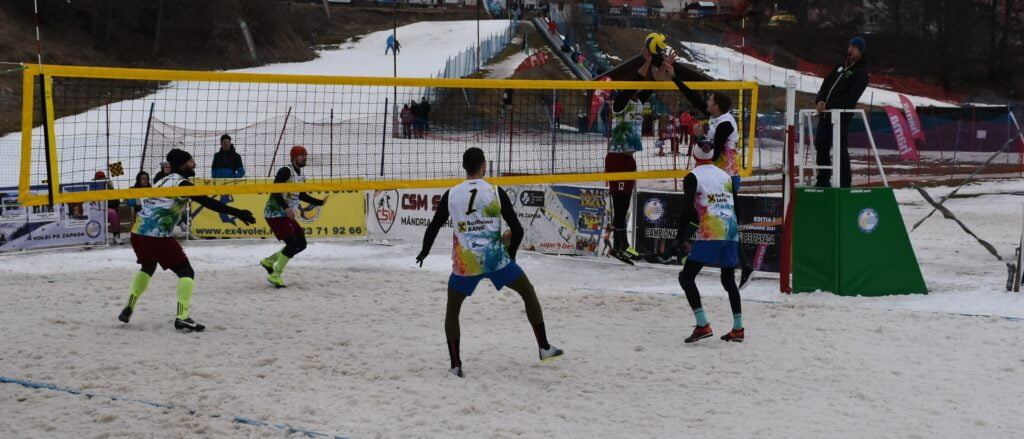 IMAGINI DE LA SEMIFINALELE SI FINALELE CAMPIONATELOR NAȚIONALE DE VOLEI PE ZĂPADĂ SENIORI MASCULIN SI FEMININ AZUGA 05-07.02.2021 56 - FRVolei 56 1024x439 1 - FRVolei