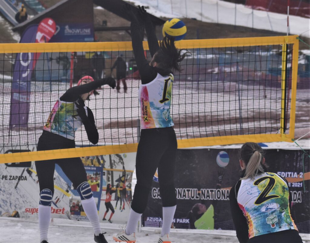 IMAGINI DE LA SEMIFINALELE SI FINALELE CAMPIONATELOR NAȚIONALE DE VOLEI PE ZĂPADĂ SENIORI MASCULIN SI FEMININ AZUGA 05-07.02.2021 7 - FRVolei 7 1024x803 1 - FRVolei