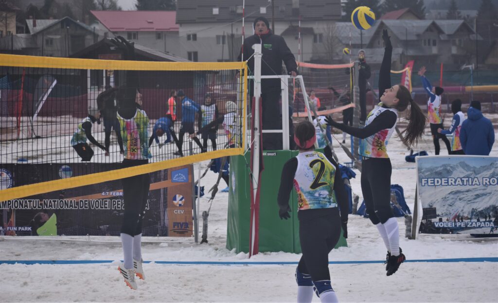 IMAGINI DE LA SEMIFINALELE SI FINALELE CAMPIONATELOR NAȚIONALE DE VOLEI PE ZĂPADĂ SENIORI MASCULIN SI FEMININ AZUGA 05-07.02.2021 8 - FRVolei 8 1024x622 1 - FRVolei