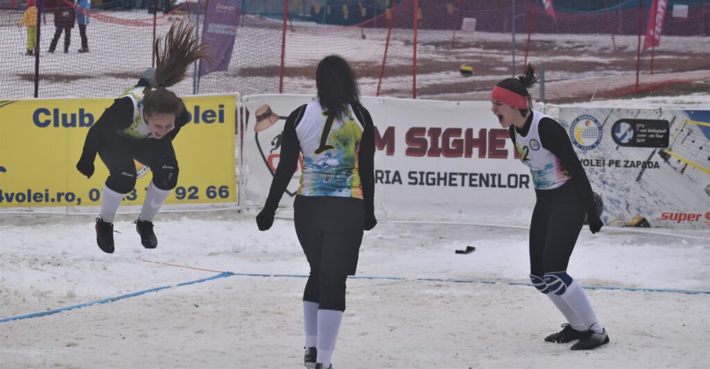 IMAGINI DE LA SEMIFINALELE SI FINALELE CAMPIONATELOR NAȚIONALE DE VOLEI PE ZĂPADĂ SENIORI MASCULIN SI FEMININ AZUGA 05-07.02.2021 9 - FRVolei 9 1024x532 1 - FRVolei