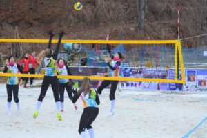 IMAGINI CAMPIONATELE NAȚIONALE DE VOLEI PE ZĂPADĂ AZUGA 05-07.02.2021 15 - FRVolei DSC 0018 300x200 1 - FRVolei