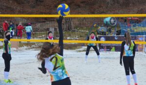 IMAGINI CAMPIONATELE NAȚIONALE DE VOLEI PE ZĂPADĂ AZUGA 05-07.02.2021 16 - FRVolei DSC 0019 300x175 1 - FRVolei