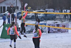 IMAGINI CAMPIONATELE NAȚIONALE DE VOLEI PE ZĂPADĂ AZUGA 05-07.02.2021 2 - FRVolei DSC 003 300x204 1 - FRVolei