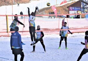 IMAGINI CAMPIONATELE NAȚIONALE DE VOLEI PE ZĂPADĂ AZUGA 05-07.02.2021 4 - FRVolei DSC 006 300x208 1 - FRVolei