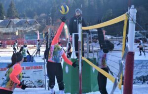 IMAGINI CAMPIONATELE NAȚIONALE DE VOLEI PE ZĂPADĂ AZUGA 05-07.02.2021 7 - FRVolei DSC 009 300x191 1 - FRVolei