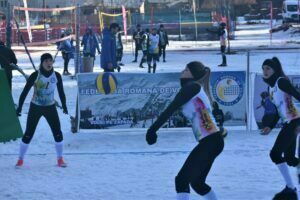 IMAGINI CAMPIONATELE NAȚIONALE DE VOLEI PE ZĂPADĂ AZUGA 05-07.02.2021 8 - FRVolei DSC 010 300x200 1 - FRVolei