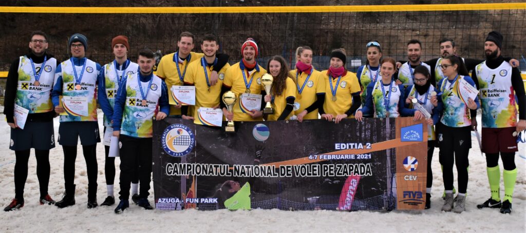 IMAGINI DE LA SEMIFINALELE SI FINALELE CAMPIONATELOR NAȚIONALE DE VOLEI PE ZĂPADĂ SENIORI MASCULIN SI FEMININ AZUGA 05-07.02.2021 57 - FRVolei Finalisti Snow 1024x454 1 - FRVolei