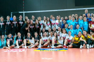 Succes istoric pentru CSM Constanța: Campioană națională U17 la volei feminin 2 - FRVolei festivitate 093 poza grup segment stanga - FRVolei