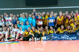 Succes istoric pentru CSM Constanța: Campioană națională U17 la volei feminin 3 - FRVolei festivitate 094 poza grup segment central - FRVolei