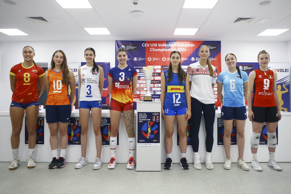 IMG 00294 Fetele cu trofeul - FRVolei