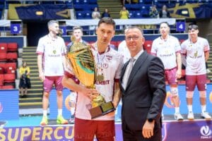 SUPERCUPA ROMÂNIEI / Rapid, victorie cu suflet 1 - FRVolei Adin Cojocaru, presedintele Federatiei Romane de Volei, inmaneaza cupa