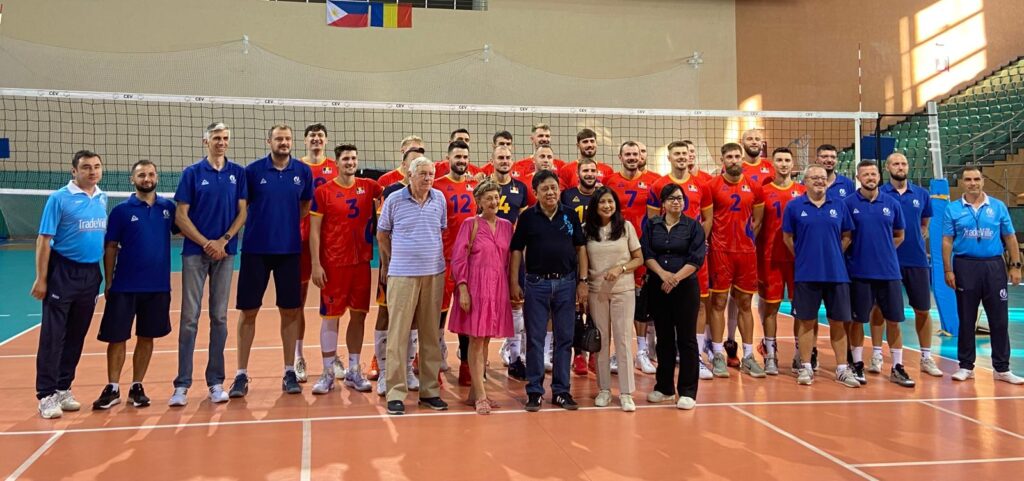 Cei doi ambasadori, alături de naționala României