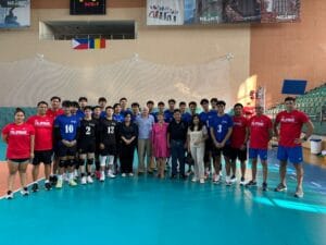 Cei doi ambasadori, alături de naționala din Filipine